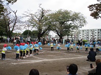 3歳児らいおん組の子どもたちがダンスをしている写真