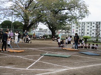 4歳児きりん組の子どもたちが鉄棒をしている写真