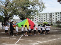 4歳児きりん組の子どもたちがパラバルーンをしている写真