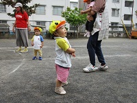 0歳児が体操をしている写真です。