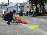 1歳児クラスが親子競技をしている写真です。