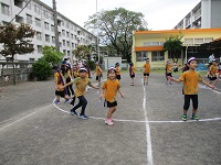 5歳児が円陣でひのソングを踊っている写真です。