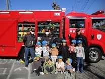 消防車の前で記念撮影1