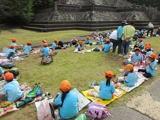 5歳児遠足お弁当様子の写真