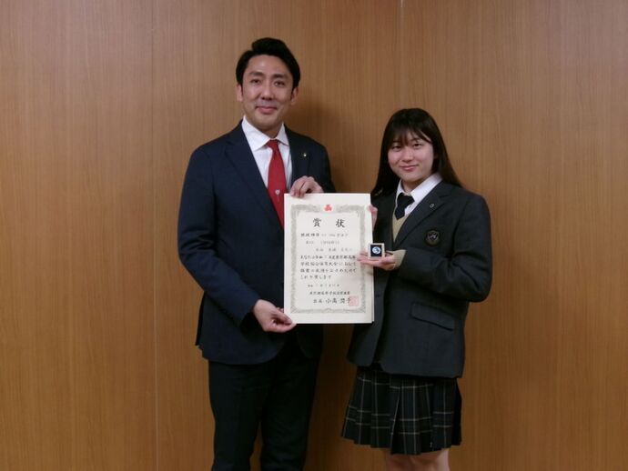 写真：左から市長、水谷さん