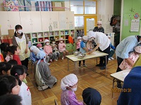 4歳児きりん組の子どもたちが野菜を切っている写真