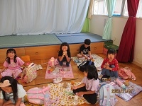 5歳児ぞう組の子どもたちがホールでお弁当を食べている写真