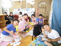 5歳児ぞう組の子どもたちが図書コーナーでお弁当を食べている写真