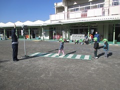 横断歩道を渡る体験をする子どもの写真