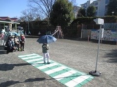 横断歩道を渡る体験をする子どもの写真