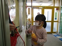 3歳児クラスが神社ごっこをしている写真