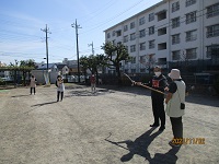 職員が日野警察の方から不審者が侵入した時の対応を指導してもらっている写真です。