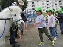 リトルホンダと触れ合う子どもの写真