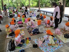 お弁当を食べる子どもの写真