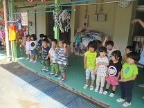 よさこいを踊る子どもたちの写真