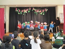 3歳児が踊っている写真