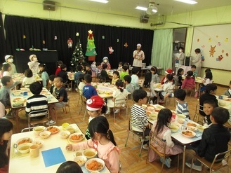 クリスマス会食会をしている様子の写真