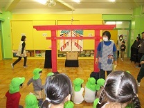 ホールに出現した、もぐさ台神社の写真