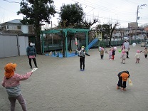 羽根つきをする子どもの写真