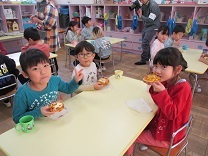 ピザを食べる子どもの写真