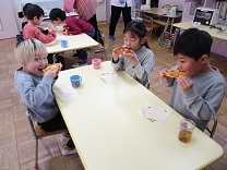 ピザを食べている子どもの写真