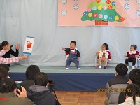 0歳児ひよこ組の子どもが舞台にいる写真
