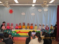 1歳児うさぎ組の子どもたちが舞台に上がっている写真