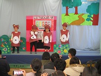 3歳児らいおん組の子どもたちが、劇をしている写真