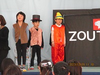 5歳児ぞう組の子どもがピノキオの劇をしている写真