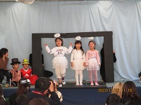 ぞう組の子どもが劇中に特技を披露している写真