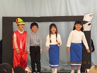 5歳児ぞう組の子どもが劇中で特技を披露している写真