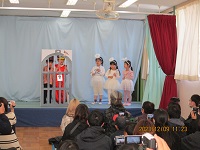 5歳児ぞう組の子どもがピノキオの劇をしている写真