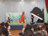 5歳児ぞう組の子どもが劇中でクジラに飲まれる場面の写真