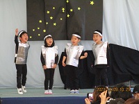 4歳児きりん組の子どもたちが舞台で劇をしている写真