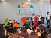 4歳児きりん組の子どもたちが舞台で劇をしている写真