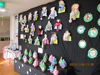 3歳児らいおん組と5歳児ぞう組の作品が飾ってある写真