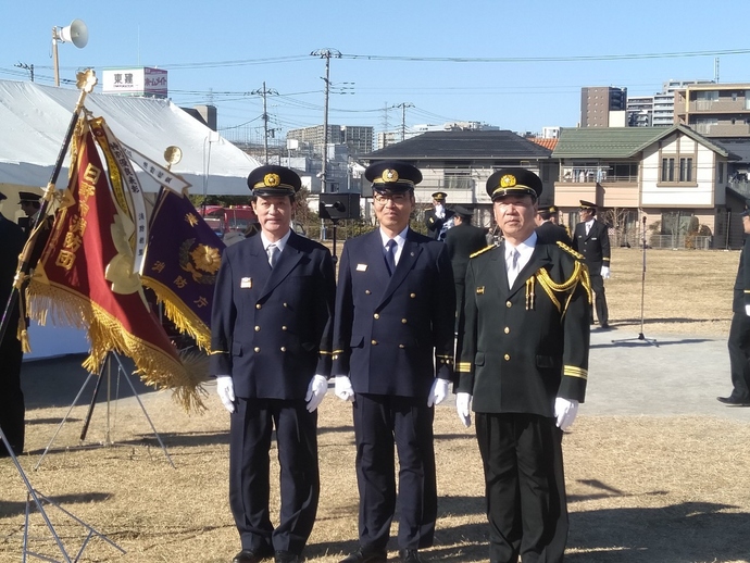 左から大坪市長、吉田消防総監、小峯消防団長が並び立っている様子