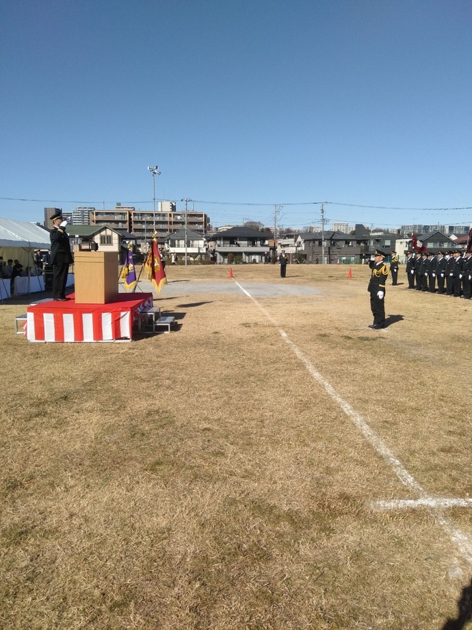 日野市消防団長が敬礼している様子