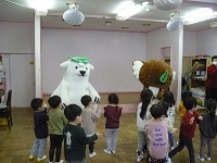 エコアラとエコクマと楽しく踊っている写真