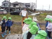 5歳児らいおん組がせせらぎ農園の方の話を聞いている写真