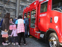 2歳児が消防車を見ている写真です。