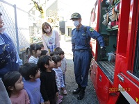 3歳児が消防車を見ている写真です。