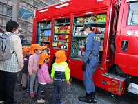 4歳児が消防車を見ている写真です。