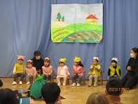 1歳児が舞台発表をしている写真です。