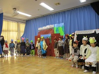5歳児らいおん組が舞台発表をしている写真です。