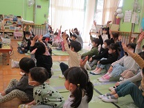 横断歩道での手のあげ方を学ぶ子どもの写真