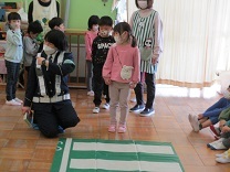 4歳児の横断の様子の写真