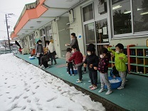 雪玉を投げる子どもの写真