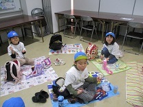 お弁当を食べる子どもの写真