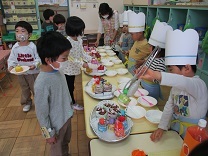 ケーキ屋さんの子どもの写真